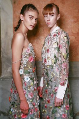 Milan, İtalya - 24 Eylül: Modeller görülmektedir öncesinde Piccione Piccione gösterisi sırasında üzerinde 24 Eylül 2017 Milan moda hafta ilkbahar/yaz 2018, Milano, İtalya.