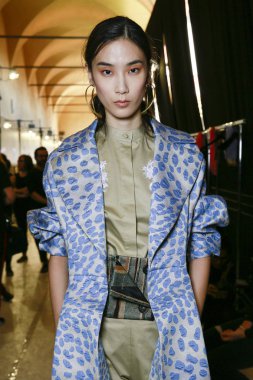 Milan, İtalya - 24 Eylül: Manken sahne arkasında Mila Schon gösteri öncesinde, Milano, İtalya Milano moda hafta ilkbahar/yaz 2018 üzerinde 24 Eylül 2017 sırasında görülür.