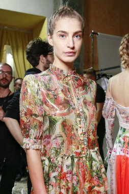 Milan, İtalya - 24 Eylül: Manken görülür öncesinde Piccione Piccione gösterisi sırasında üzerinde 24 Eylül 2017 Milan moda hafta ilkbahar/yaz 2018, Milano, İtalya.