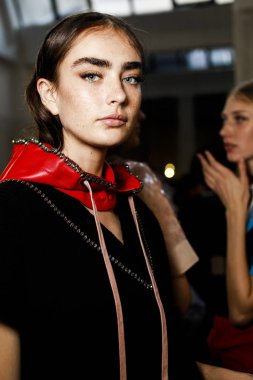 Milan, İtalya - 20 Eylül: Manken sahne arkasında N.21 gösteri öncesinde, Milano, İtalya Milano moda hafta ilkbahar/yaz 2018on 20 Eylül 2017 sırasında görülür.