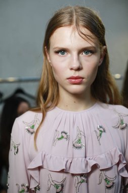Milan, İtalya - 20 Eylül: Manken sahne arkasında N.21 gösteri öncesinde, Milano, İtalya Milano moda hafta ilkbahar/yaz 2018on 20 Eylül 2017 sırasında görülür.