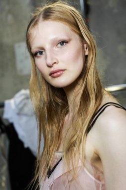 Milan, İtalya - 20 Eylül: Manken sahne arkasında N.21 gösteri öncesinde, Milano, İtalya Milano moda hafta ilkbahar/yaz 2018on 20 Eylül 2017 sırasında görülür.