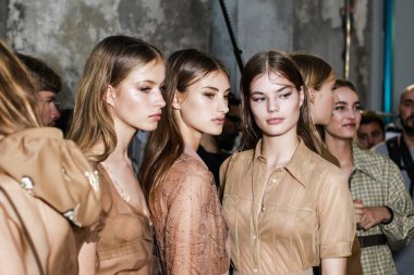 Milan, İtalya - 20 Eylül: Modelleri sahne arkasında N.21 gösteri öncesinde, Milano, İtalya Milano moda hafta ilkbahar/yaz 2018on 20 Eylül 2017 sırasında görülür.
