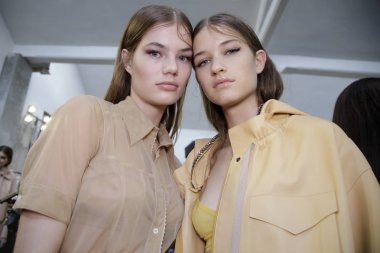 Milan, İtalya - 20 Eylül: Modelleri sahne arkasında N.21 gösteri öncesinde, Milano, İtalya Milano moda hafta ilkbahar/yaz 2018on 20 Eylül 2017 sırasında görülür.