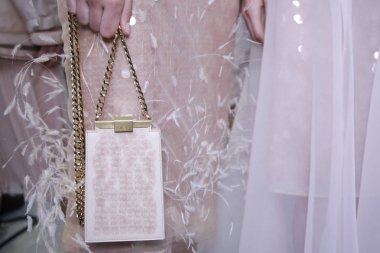 Milan, İtalya - 20 Eylül: Modelleri sahne arkasında N.21 gösteri öncesinde, Milano, İtalya Milano moda hafta ilkbahar/yaz 2018on 20 Eylül 2017 sırasında görülür.