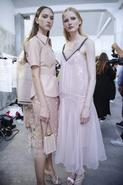 Milan, İtalya - 20 Eylül: Modelleri sahne arkasında N.21 gösteri öncesinde, Milano, İtalya Milano moda hafta ilkbahar/yaz 2018on 20 Eylül 2017 sırasında görülür.