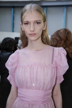 Milan, İtalya - 20 Eylül: Manken sahne arkasında N.21 gösteri öncesinde, Milano, İtalya Milano moda hafta ilkbahar/yaz 2018on 20 Eylül 2017 sırasında görülür.