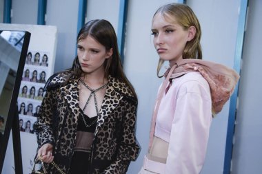 Milan, İtalya - 20 Eylül: Modelleri sahne arkasında N.21 gösteri öncesinde, Milano, İtalya Milano moda hafta ilkbahar/yaz 2018on 20 Eylül 2017 sırasında görülür.
