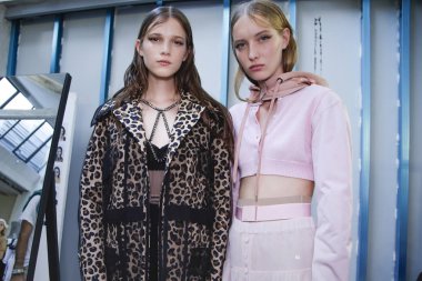 Milan, İtalya - 20 Eylül: Modelleri sahne arkasında N.21 gösteri öncesinde, Milano, İtalya Milano moda hafta ilkbahar/yaz 2018on 20 Eylül 2017 sırasında görülür.