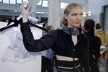 Milan, İtalya - 20 Eylül: Manken sahne arkasında N.21 gösteri öncesinde, Milano, İtalya Milano moda hafta ilkbahar/yaz 2018on 20 Eylül 2017 sırasında görülür.