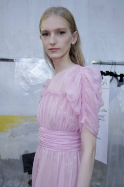 Milan, İtalya - 20 Eylül: Manken sahne arkasında N.21 gösteri öncesinde, Milano, İtalya Milano moda hafta ilkbahar/yaz 2018on 20 Eylül 2017 sırasında görülür.