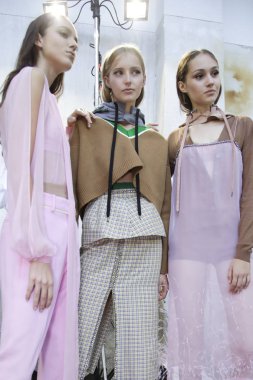 Milan, İtalya - 20 Eylül: Modelleri sahne arkasında N.21 gösteri öncesinde, Milano, İtalya Milano moda hafta ilkbahar/yaz 2018on 20 Eylül 2017 sırasında görülür.