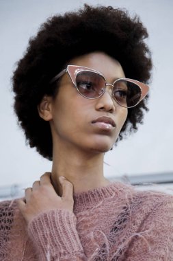 Milan, İtalya - 20 Eylül: Manuela Sanchez sahne arkasında N.21 gösteri öncesinde, Milano, İtalya Milano moda hafta ilkbahar/yaz 2018 üzerinde 20 Eylül 2017 sırasında görülür.