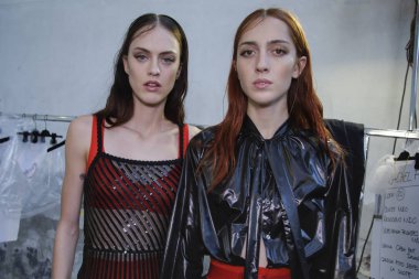 Milan, İtalya - 20 Eylül: Modelleri sahne arkasında N.21 gösteri öncesinde, Milano, İtalya Milano moda hafta ilkbahar/yaz 2018on 20 Eylül 2017 sırasında görülür.