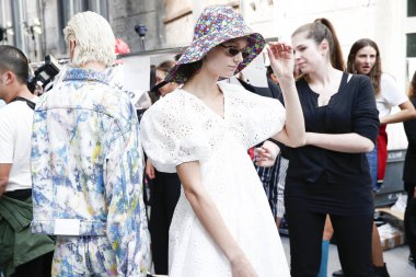 Milan, İtalya - 24 Eylül: Manken sahne arkasına Msgm gösteri öncesinde, Milano, İtalya Milano moda hafta ilkbahar/yaz 2018 üzerinde 24 Eylül 2017 sırasında görülür.