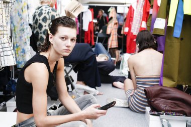 Milan, İtalya - 24 Eylül: Manken sahne arkasına Msgm gösteri öncesinde, Milano, İtalya Milano moda hafta ilkbahar/yaz 2018 üzerinde 24 Eylül 2017 sırasında görülür.