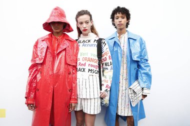 Milan, İtalya - 24 Eylül: Modelleri sahne arkasına Msgm gösteri öncesinde, Milano, İtalya Milano moda hafta ilkbahar/yaz 2018 üzerinde 24 Eylül 2017 sırasında görülür.