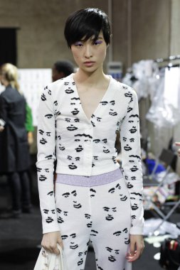 Milan, İtalya - 23 Eylül: Manken sahne arkasında Missoni gösteri öncesinde, Milano, İtalya Milano moda hafta ilkbahar/yaz 2018 üzerinde 23 Eylül 2017 sırasında görülür.