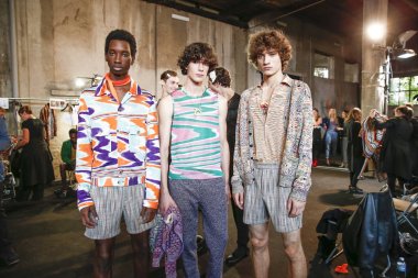 Milan, İtalya - 23 Eylül: Modelleri sahne arkasında Missoni gösteri öncesinde, Milano, İtalya Milano moda hafta ilkbahar/yaz 2018 üzerinde 23 Eylül 2017 sırasında görülür.