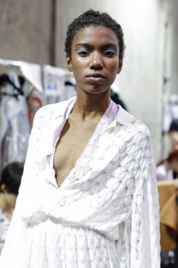 Milan, İtalya - 23 Eylül: Manken sahne arkasında Missoni gösteri öncesinde, Milano, İtalya Milano moda hafta ilkbahar/yaz 2018 üzerinde 23 Eylül 2017 sırasında görülür.