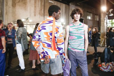 Milan, İtalya - 23 Eylül: Modelleri sahne arkasında Missoni gösteri öncesinde, Milano, İtalya Milano moda hafta ilkbahar/yaz 2018 üzerinde 23 Eylül 2017 sırasında görülür.
