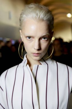 Milan, İtalya - 24 Eylül: Manken sahne arkasında Mila Schon gösteri öncesinde, Milano, İtalya Milano moda hafta ilkbahar/yaz 2018 üzerinde 24 Eylül 2017 sırasında görülür.