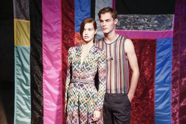 Milan, İtalya - 23 Eylül: Modelleri sahne arkasında Missoni gösteri öncesinde, Milano, İtalya Milano moda hafta ilkbahar/yaz 2018 üzerinde 23 Eylül 2017 sırasında görülür.
