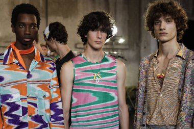 Milan, İtalya - 23 Eylül: Modelleri sahne arkasında Missoni gösteri öncesinde, Milano, İtalya Milano moda hafta ilkbahar/yaz 2018 üzerinde 23 Eylül 2017 sırasında görülür.