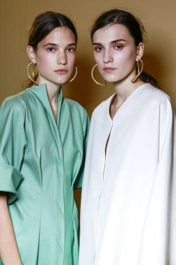 Milan, İtalya - 24 Eylül: Modelleri sahne arkasında Mila Schon gösteri öncesinde, Milano, İtalya Milano moda hafta ilkbahar/yaz 2018 üzerinde 24 Eylül 2017 sırasında görülür.