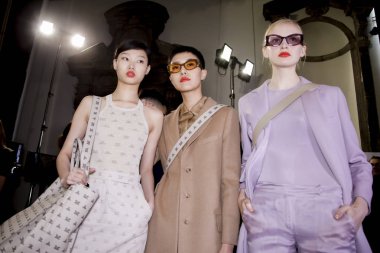 Milan, İtalya - 21 Eylül: Modelleri sahne arkasında Max Mara gösteri öncesinde, Milano, İtalya Milano moda hafta ilkbahar/yaz 2018 üzerinde 21 Eylül 2017 sırasında görülür.