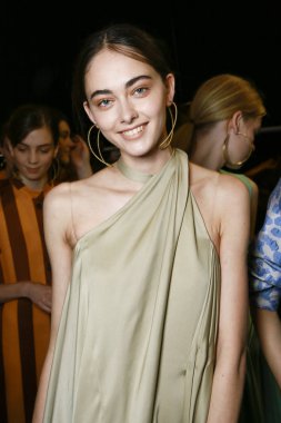 Milan, İtalya - 24 Eylül: Manken sahne arkasında Mila Schon gösteri öncesinde, Milano, İtalya Milano moda hafta ilkbahar/yaz 2018 üzerinde 24 Eylül 2017 sırasında görülür.