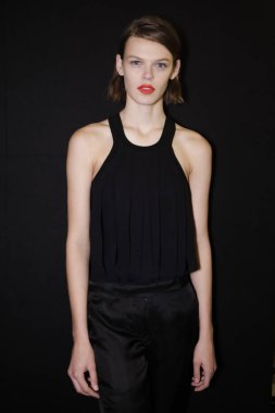 Milan, İtalya - 21 Eylül: Manken sahne arkasında Max Mara gösteri öncesinde, Milano, İtalya Milano moda hafta ilkbahar/yaz 2018 üzerinde 21 Eylül 2017 sırasında görülür.