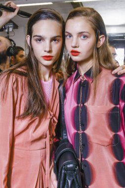 Milan, İtalya - 22 Eylül: Modelleri sahne arkasında Marco De Vincenzo gösteri öncesinde, Milano, İtalya Milano moda hafta ilkbahar/yaz 2018 üzerinde 22 Eylül 2017 sırasında görülür. 