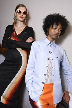 Milan, İtalya - 22 Eylül: Modelleri sahne arkasında Marco De Vincenzo gösteri öncesinde, Milano, İtalya Milano moda hafta ilkbahar/yaz 2018 üzerinde 22 Eylül 2017 sırasında görülür. 