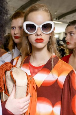 Milan, İtalya - 22 Eylül: Manken sahne arkasında Marco De Vincenzo gösteri öncesinde, Milano, İtalya Milano moda hafta ilkbahar/yaz 2018 üzerinde 22 Eylül 2017 sırasında görülür. 