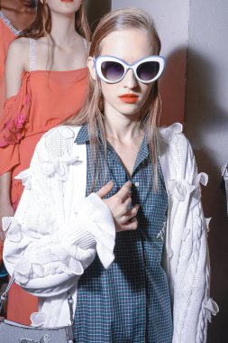 Milan, İtalya - 22 Eylül: Manken sahne arkasında Marco De Vincenzo gösteri öncesinde, Milano, İtalya Milano moda hafta ilkbahar/yaz 2018 üzerinde 22 Eylül 2017 sırasında görülür. 