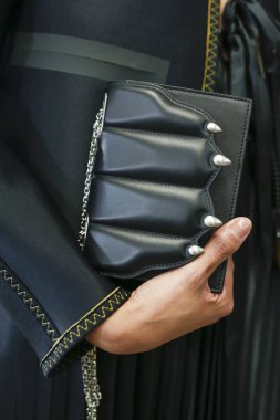 Milan, İtalya - 22 Eylül: Manken sahne arkasında Marco De Vincenzo gösteri öncesinde, Milano, İtalya Milano moda hafta ilkbahar/yaz 2018 üzerinde 22 Eylül 2017 sırasında görülür. 