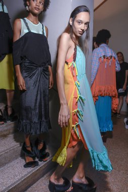 Milan, İtalya - 22 Eylül: Modelleri sahne arkasında Marco De Vincenzo gösteri öncesinde, Milano, İtalya Milano moda hafta ilkbahar/yaz 2018 üzerinde 22 Eylül 2017 sırasında görülür. 