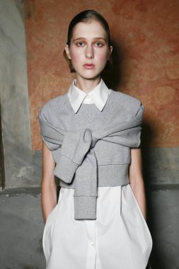 Milan, İtalya - 21 Eylül: Manken sahne arkasında Lucio Vanotti gösteri öncesinde, Milano, İtalya Milano moda hafta ilkbahar/yaz 2018 üzerinde 21 Eylül 2017 sırasında görülür.