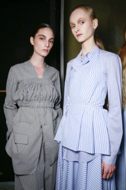 Milan, İtalya - 21 Eylül: Modelleri sahne arkasında Lucio Vanotti gösteri öncesinde, Milano, İtalya Milano moda hafta ilkbahar/yaz 2018 üzerinde 21 Eylül 2017 sırasında görülür.