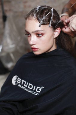 Milan, İtalya - 21 Eylül: Milan, İtalya Milano moda hafta ilkbahar/yaz 2018on 21 Eylül 2017 sırasında Les Copains göstermeden önce bir model sahne arkasında hazırlanıyor. 