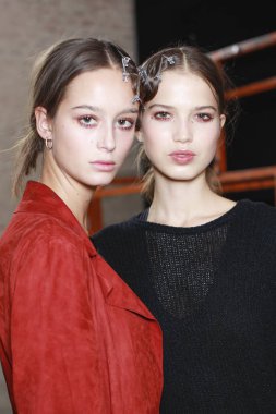 Milan, İtalya - 21 Eylül: Modelleri sahne arkasında Les Copains gösteri öncesinde, Milano, İtalya Milano moda hafta ilkbahar/yaz 2018on 21 Eylül 2017 sırasında görülür. 