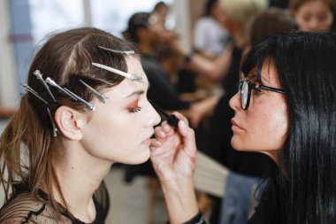 Milan, İtalya - 21 Eylül: Milan, İtalya Milano moda hafta ilkbahar/yaz 2018on 21 Eylül 2017 sırasında Les Copains göstermeden önce bir model sahne arkasında hazırlanıyor. 