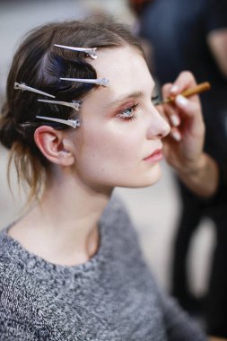 Milan, İtalya - 21 Eylül: Milan, İtalya Milano moda hafta ilkbahar/yaz 2018on 21 Eylül 2017 sırasında Les Copains göstermeden önce bir model sahne arkasında hazırlanıyor. 