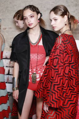 Milan, İtalya - 21 Eylül: Modelleri sahne arkasında Les Copains gösteri öncesinde, Milano, İtalya Milano moda hafta ilkbahar/yaz 2018on 21 Eylül 2017 sırasında görülür. 