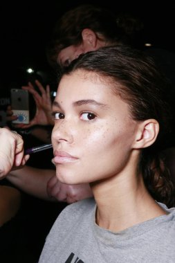 Milan, İtalya - 22 Eylül: Manken sahne arkasında Krizia gösteri öncesinde, Milano, İtalya Milano moda hafta ilkbahar/yaz 2018 üzerinde 22 Eylül 2017 sırasında görülür.