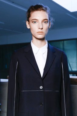 Milan, İtalya - 23 Eylül: Manken sahne arkasında Jil Sander gösteri öncesinde, Milano, İtalya Milano moda hafta ilkbahar/yaz 2018 üzerinde 23 Eylül 2017 sırasında görülür.