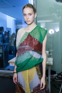 Milan, İtalya - 23 Eylül: Manken sahne arkasında Jil Sander gösteri öncesinde, Milano, İtalya Milano moda hafta ilkbahar/yaz 2018 üzerinde 23 Eylül 2017 sırasında görülür.