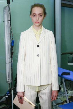 Milan, İtalya - 23 Eylül: Manken sahne arkasında Jil Sander gösteri öncesinde, Milano, İtalya Milano moda hafta ilkbahar/yaz 2018 üzerinde 23 Eylül 2017 sırasında görülür.