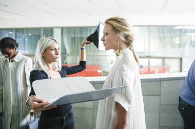 Milan, İtalya - 23 Eylül: Manken sahne arkasında Jil Sander gösteri öncesinde, Milano, İtalya Milano moda hafta ilkbahar/yaz 2018 üzerinde 23 Eylül 2017 sırasında görülür.